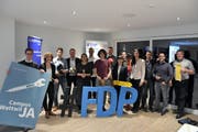 Die Kandidierenden der FDP und der Jungfreisinnigen stellten sich mit persönlichen Gegenständen vor. Diese nahmen sie auch auf das Gruppenbild mit. (Bild: Ruben Schönenberger)