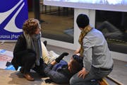 Beim Plakatieren verunfallt: Aber wohin mit diesem Notfall? Die Jungfreisinnigen zeigten ihre Themen mit Sketches auf. (Bild: Ruben Schönenberger)