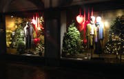 In den Globus-Schaufenstern am Multertor ist bereits im Oktober Weihnachten ausgebrochen. Und egal wie man dazu steht: Schlecht sieht's auf einem nächtlichen Rundgang durch die Altstadt nicht aus. (Bild: Reto Voneschen - 26. Oktober 2019)