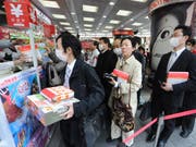 Japans Konsumenten haben vor der Erhöhung der Mehrwertsteuer kräftig eingekauft. (Bild: KEYSTONE/EPA/EVERETT KENNEDY BROWN)