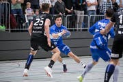 Endingen-Shootingstar Claudio Vögtli (am Ball) hier noch im Dress des HC Kriens-Luzern. (Bild: Manuela Jans-Koch, Kriens, 18. April 2019)