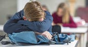 Für viele Gymnasiasten ist die erste Schulstunde eine Qual. Aufnehmen können sie nichts – stattdessen macht der Schlafmangel krank. (Bild: Imago Images)
