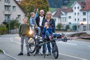 Familie Haltiner mit ihrem neuen Velo: Mutter Susanne und Vater Jan mit Tochter Joana und den beiden Söhnen Joshua (links) und Jon. (Bild: Michel Canonica)