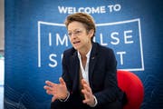 Macht Sitzungen gerne auf dem Sessellift: FIS-Generalsekretärin Sarah Lewis. (Bild: Ralph Ribi)