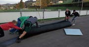 Mit vereinten Kräften wird der Teppich ausgelegt. (Bild: PD)