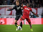 Hoffenheims Stefan Posch (links) gegen Jhon Cordoba vom FC Köln (Bild: KEYSTONE/EPA/SASCHA STEINBACH)