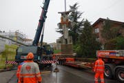 Der Kran verhilft der Betoneule zum Flug zurück zum Schulhaus Staffeln. (Bild: PD)