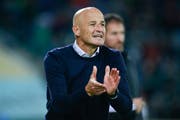 Hat er auch diesen Sonntag in Bern Grund zum Klatschen? FCSG-Trainer Peter Zeidler beim Spiel gegen Sion vom vergangenen Wochenende. Er freut sich auf die Partie vom Sonntag gegen YB. (Bild: Freshfocus/Marc Schumacher - 2. November 2019)