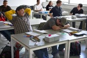 Müde im Unterricht: Jugendliche leiden am morgen. (Bild: Keystone)