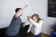 Der 44-Jährige hat seine Ehefrau aufs Bett geworfen, ihre Hände über dem Kopf fixiert und sie anschliessend vergewaltigt. (Bild: imago)