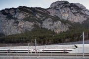 Ein Personenzug der SBB fährt in das Nordportal des Gotthard-Basistunnels in Richtung Süden. (Bild: Gaetan Bally/Keystone, Erstfeld, 11. Dezember 2016)