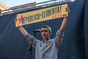 Roger Español verlor durch ein Gummigeschoss ein Auge. Hier hält er eine Schild für die katalanische Republik während einer Demonstration im Mai 2018. (Imago)