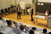 Brigit Eriksson-Hotz (links) und Nicole Portmann bei der Kindervorlesung an der PH Zug. (Bild: Nadine Wyss, 6. November 2019)