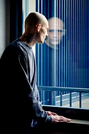 Ein Mann mit zwei Gesichtern: Der Verwahrte Maik B. im Besucherraum der Justizvollzugsanstalt Lenzburg. (Bild: Colin Frei)