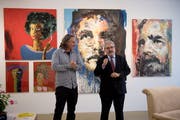 Gastgeber Andi Schnelli empfängt in seiner Galerie Botschafter Manuel Aguilera de la Paz. (Bilder: Corinne Glanzmann, Entlebuch 8. November 2019)