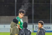 Ob es beim SC Brühl auch nach dem Heimspiel gegen den FCZ vom Samstag dampfende Köpfe gibt? Im Bild Atila mit Kids nach der 1:2-Niederlage gegen die Black Stars vom vergangenen Samstag im Paul-Grüninger-Stadion. (Bild: SCB/Kurt Frischknecht - 2. November 2019)