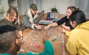 Daniela Leibentritt und Meike Schulz puzzeln mit den Jugendlichen im Esszimmer der Weinfelder Phoenix-WG. (Bild: Andrea Stalder)