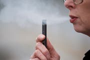 Nicht nur Erwachsene, auch Jugendliche gehören zu den Kunden von Juul: Laut einer aktuellen Studie der US-Gesundheitsbehörden sind es rund 5,3 Millionen Teenager. (AP Photo/Craig Mitchelldyer, File)