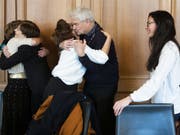 So beginnt eine Fraktionssitzung von Wahlsiegern: Nationalrätin Irene Kälin (AG), Parteipräsidentin Regula Rytz (BE), Nationalrätin Sibel Arslan (BS), Nationalrat Felix Wettstein (SO) und die Neuenburger Ständerätin Celina Vara (von links) begrüssen sich im Bundeshaus. (Bild: KEYSTONE/PETER KLAUNZER)