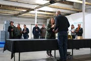 Almira Medaric hat soeben das letzte der 24 Kunstbrote ersteigert, das ihr Aktionskünstler Max Bottini überreicht.