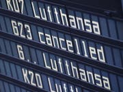 Bei der Lufthansa haben die Flugbegleiter am Freitag ihren zweitägigen Streik fortgesetzt. Wie am Vortag fielen hunderte Flüge aus. (Bild: KEYSTONE/EPA/LUKAS BARTH-TUTTAS)