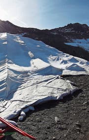 Unter diesen Vliesabdeckungen am Gemsstock wird der Schnee gelagert. (Bild: PD, 19. September 2019)
