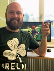 Daniel Handschin ist ein leidenschaftlicher Gamer und Fan von Mario Kart (im Hintergrund). Seit er Vater ist, greift er jedoch seltener zur Konsole. Ausserdem baut er in Mosnang die Schulsozialarbeit auf. (Bild: PD)
