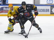 Matthias Rossi (Nummer 46) drängt seinen Gegenspieler ab. (Bild: KEYSTONE/PETER KLAUNZER)