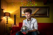 Leon Minneci daheim in Trogen mit einer Discokugel. Er hat bei einer Weihnachtsparty Geld für OhO gesammelt. (Bild: Urs Bucher)
