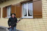 Pius Wyss vor dem Schützenhaus in Ennetmoos. Er holte am Rütlischiessen 2019 die volle Punktzahl. (Bild: Zéline Odermatt, 7. November 2019)