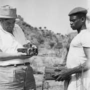 René Gardi mit einem afrikanischen Helfer bei einem Filmdreh. (Bild: PD)
