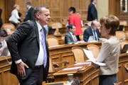 Sie sind zwei der insgesamt 31 Nationalräte der neuen «Mitte-Fraktion»: BDP-Präsident Martin Landolt und CVP-Nationalrätin Ruth Humbel. (Bild: Keystone (8. September 2017))