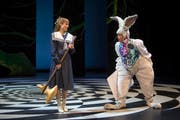 Vorsicht, das Ding ist scharf: Alice (Tabea Buser) und das immer verspätete Kaninchen (Diana Dengler). (Bild: Iko Freese)