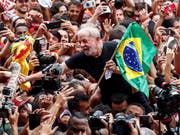 Brasiliens Ex-Präsident Lula da Silva ist einen Tag nach seiner Freilassung von Anhängern als Held gefeiert worden. (Bild: KEYSTONE/EPA EFE/SEBASTIAO MOREIRA)
