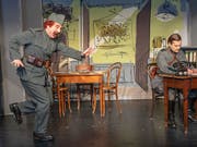 Ordonanz Läppli (Gilles Tschudi) überrascht seinen Oberleutnant Clermand (Raphaël Tschudi). (Bild: Theater Fauteuil/Mimmo Muscio Basel)