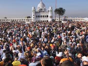 Tausende Sikh-Pilger aus Indien konnten erstmals seit Jahrzehnten in Pakistan den Schrein ihres Religionsgründers besuchen. (Bild: KEYSTONE/AP/K.M. CHAUDARY)