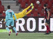 Das war der Geniestreich von Miguel Castroman: die Direktabnahme, gegen die Xamax' Goalie Matthias Minder nichts ausrichten konnte (Bild: KEYSTONE/PETER SCHNEIDER)