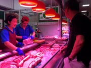 In China ist das Preisniveau überraschend gestiegen - besonders die Preise für Schweinefleisch zogen an. (Bild: KEYSTONE/AP/FU TING)