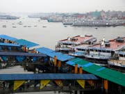 Die Schiffe blieben in Bangladeschs Hauptstadt Dhaka im Hafen. Die Behörden haben angesichts des drohenden Zyklons «Bulbul» den Bootsverkehr aus Sicherheitsgründen eingestellt. (Bild: KEYSTONE/EPA/MONIRUL ALAM)