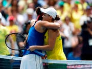 Die Französin Caroline Garcia (links) gratuliert der australischen Weltnummer 1 Ashleigh Barty zum 6:0, 6:0-Sieg im zweiten Einzel des Fed-Cup-Finals (Bild: KEYSTONE/AP/TREVOR COLLENS)