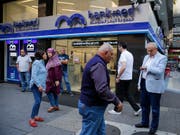 Im Libanon haben Sparer sowie Anleihegläubiger grosse Angst um ihr Geld - die Behörden am Wochenende versuchen, die Lage mit neuen Massnahmen in den Griff zu bekommen. (Bild: KEYSTONE/AP/HUSSEIN MALLA)