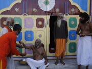Heilige Hindus feiern am Samstag den Sieg ihrer Religionsgemeinschaft: Indiens Oberstes Gericht hat einen heiligen Ort in Ayodhya den Hindus zugesprochen. (Bild: Keystone/AP/RAJESH KUMAR SINGH)