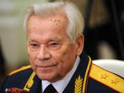 Michail Kalaschnikow an seinem 90. Geburtstag am 10. November 2009. Auch nach seinem Tod wird der Waffenkonstrukteur in Russland als Held verehrt. (Bild: KEYSTONE/AP pool AFP/NATALIA KOLESNIKOVA)