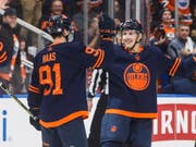Edmontons Schweizer Gaëtan Haas (Nummer 91) klatscht mit Teamkollege Matt Benning nach dem 2:0 ab (Bild: KEYSTONE/AP The Canadian Press/JASON FRANSON)