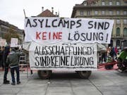 Von diesem Anhänger aus sprachen Flüchtlinge auf dem Berner Bundesplatz zu den Kundgebungsteilnehmern. (Bild: KEYSTONE/PETER SCHNEIDER)
