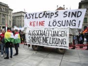 Nationale Demonstration «Asylcamps sind keine Lösung» am Samstag in Bern. (Bild: Keystone/PETER SCHNEIDER)