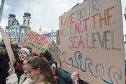 Sie sind Teil einer grossen Jugendbewegung: Schüler demonstrieren in Luzern für eine griffige Klimapolitik. (Bild: Boris Bürgisser, 18. Januar 2019)
