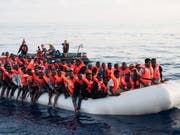In der Schweiz ist die Zahl der Asylgesuche im letzten Jahr auf den tiefsten Stand seit 2007 gesunken. Nach Einschätzung der Flüchtlingshilfe könnte und müsste die Schweiz mehr tun zur Bewältigung des Flüchtlingselends, insbesondere bei der Seenotrettung. (Bild: KEYSTONE/EPA MISSION LIFELINE / HANDOUT)