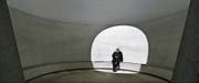 Architektur und Licht schaffen magische Räume: Szene aus Christoph Schaubs Film. (Bild: Cineworks)