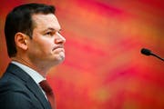 Der Genfer FDP-Staatsrat Pierre Maudet zeigt sich von den Rücktrittsforderungen unbeeindruckt. (Bild: Valentin Flauraud/KEY)